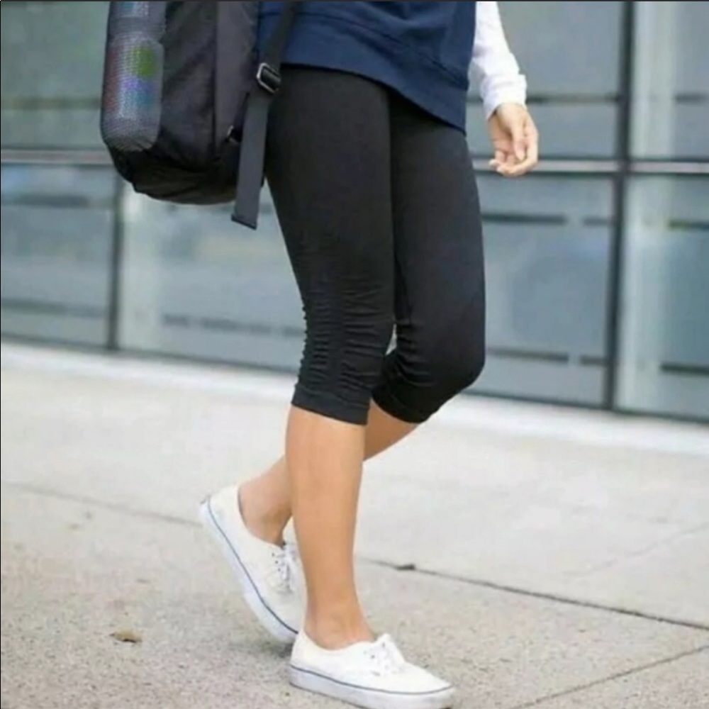 Lululemon Dignity Crop Blk Denim 10 LIKE NEW - Picture 3 of 9